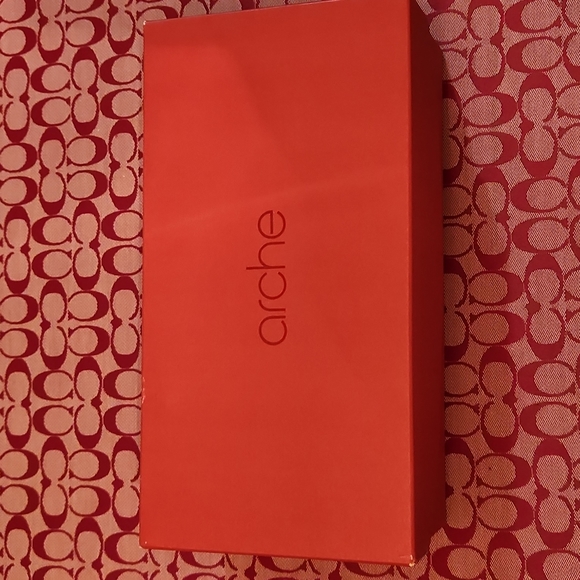 Shoe  Box - Picture 1 of 4